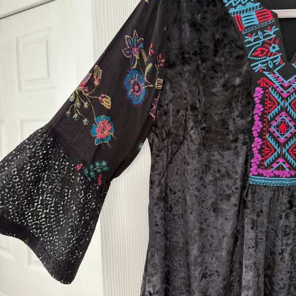 Calessa Women's Embroidered Floral Velvet Bell Sleeve Top Size Medium - Picture 5 of 13